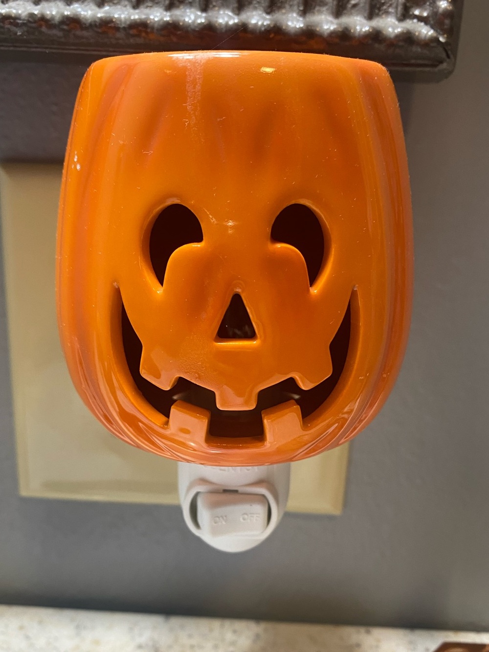 New in box Scentsy Cut it Out Pumpkin Jack-O'-Lantern Plug in wax warmer